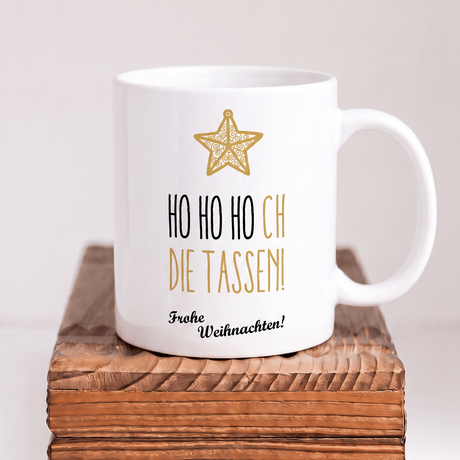 Keramik Tasse Weihnachten „Ho HO HOCH die Tassen“ – Lustige Weihnachtstasse Schrift Schwarz